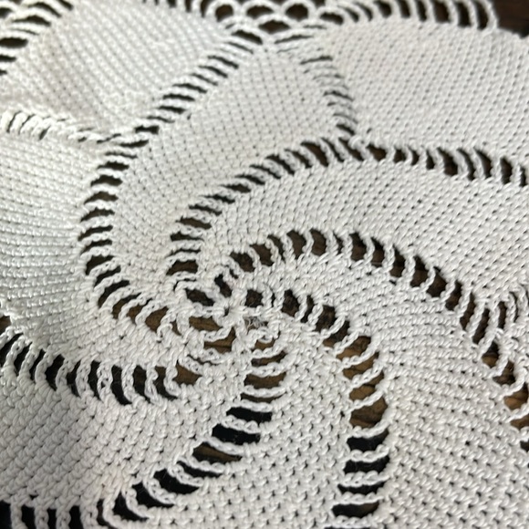 Lovely swirl crocheted doily.  Cotton vintage - Picture 5 of 11